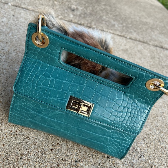 Teal
Shoulder Bag
Croc Print
Faux Fur Strap 
Twist Lock Closure
Faux Leather - Picture 3 of 4